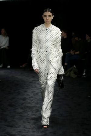 暗闇が浮き彫りにする新ロエベウーマン【2017-18秋冬ウィメンズ】