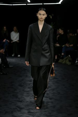 暗闇が浮き彫りにする新ロエベウーマン【2017-18秋冬ウィメンズ】