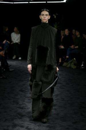 暗闇が浮き彫りにする新ロエベウーマン【2017-18秋冬ウィメンズ】