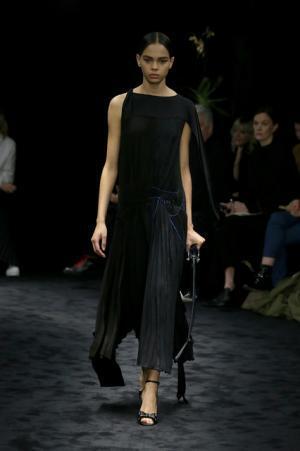 暗闇が浮き彫りにする新ロエベウーマン【2017-18秋冬ウィメンズ】