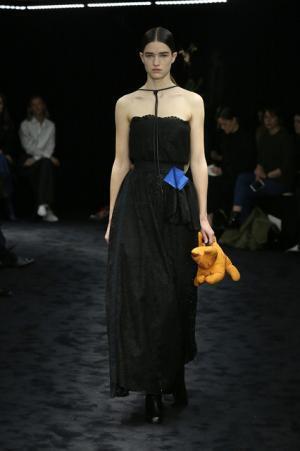 暗闇が浮き彫りにする新ロエベウーマン【2017-18秋冬ウィメンズ】