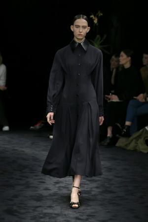 暗闇が浮き彫りにする新ロエベウーマン【2017-18秋冬ウィメンズ】