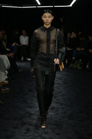 暗闇が浮き彫りにする新ロエベウーマン【2017-18秋冬ウィメンズ】