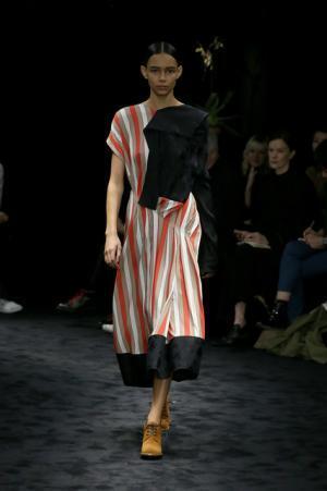 暗闇が浮き彫りにする新ロエベウーマン【2017-18秋冬ウィメンズ】