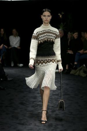 暗闇が浮き彫りにする新ロエベウーマン【2017-18秋冬ウィメンズ】