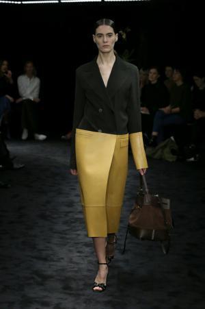 暗闇が浮き彫りにする新ロエベウーマン【2017-18秋冬ウィメンズ】