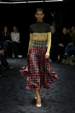 暗闇が浮き彫りにする新ロエベウーマン【2017-18秋冬ウィメンズ】