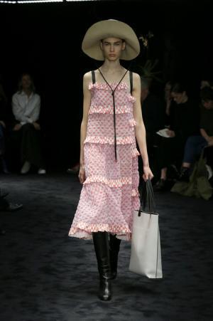 暗闇が浮き彫りにする新ロエベウーマン【2017-18秋冬ウィメンズ】