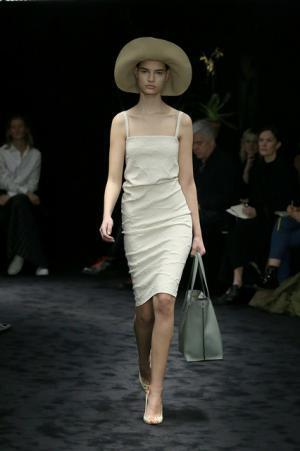 暗闇が浮き彫りにする新ロエベウーマン【2017-18秋冬ウィメンズ】