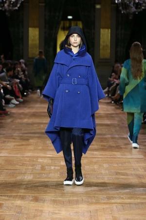 イッセイ ミヤケ、オーロラの光を宿したファブリック【2017-18秋冬ウィメンズ】