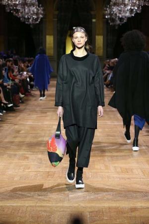 イッセイ ミヤケ、オーロラの光を宿したファブリック【2017-18秋冬ウィメンズ】