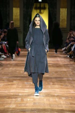 イッセイ ミヤケ、オーロラの光を宿したファブリック【2017-18秋冬ウィメンズ】