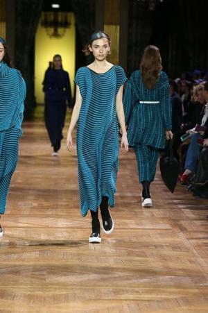 イッセイ ミヤケ、オーロラの光を宿したファブリック【2017-18秋冬ウィメンズ】