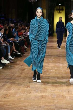 イッセイ ミヤケ、オーロラの光を宿したファブリック【2017-18秋冬ウィメンズ】