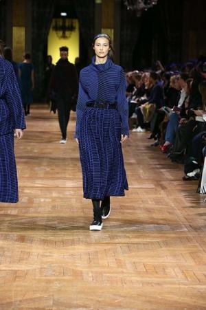 イッセイ ミヤケ、オーロラの光を宿したファブリック【2017-18秋冬ウィメンズ】