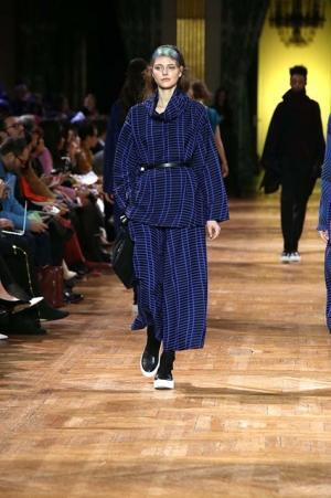 イッセイ ミヤケ、オーロラの光を宿したファブリック【2017-18秋冬ウィメンズ】