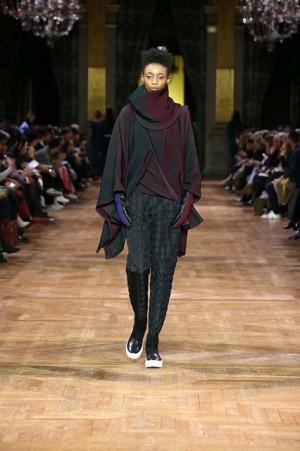 イッセイ ミヤケ、オーロラの光を宿したファブリック【2017-18秋冬ウィメンズ】