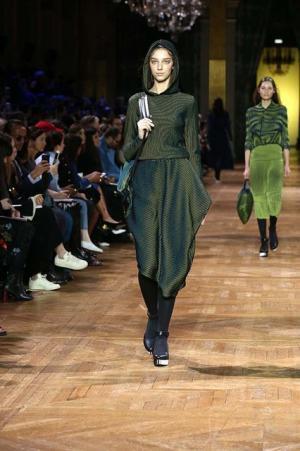 イッセイ ミヤケ、オーロラの光を宿したファブリック【2017-18秋冬ウィメンズ】