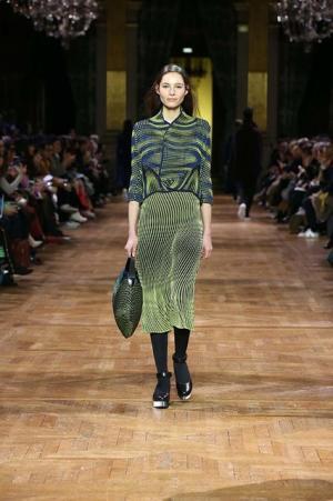 イッセイ ミヤケ、オーロラの光を宿したファブリック【2017-18秋冬ウィメンズ】