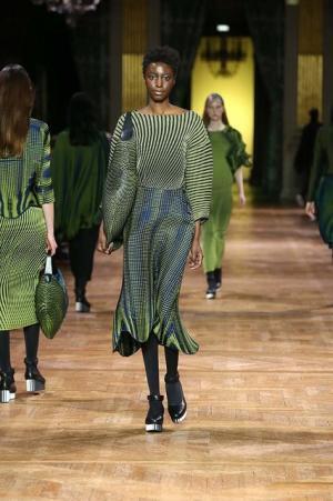 イッセイ ミヤケ、オーロラの光を宿したファブリック【2017-18秋冬ウィメンズ】