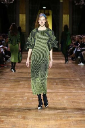 イッセイ ミヤケ、オーロラの光を宿したファブリック【2017-18秋冬ウィメンズ】