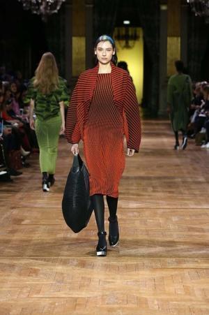 イッセイ ミヤケ、オーロラの光を宿したファブリック【2017-18秋冬ウィメンズ】