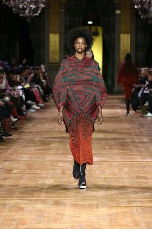 イッセイ ミヤケ、オーロラの光を宿したファブリック【2017-18秋冬ウィメンズ】