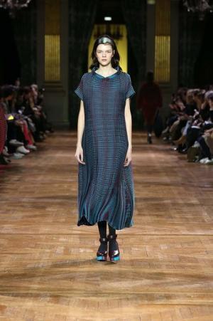 イッセイ ミヤケ、オーロラの光を宿したファブリック【2017-18秋冬ウィメンズ】