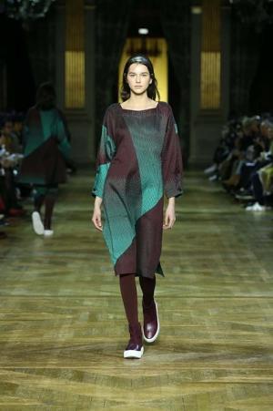 イッセイ ミヤケ、オーロラの光を宿したファブリック【2017-18秋冬ウィメンズ】