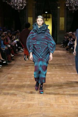 イッセイ ミヤケ、オーロラの光を宿したファブリック【2017-18秋冬ウィメンズ】