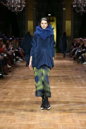 イッセイ ミヤケ、オーロラの光を宿したファブリック【2017-18秋冬ウィメンズ】