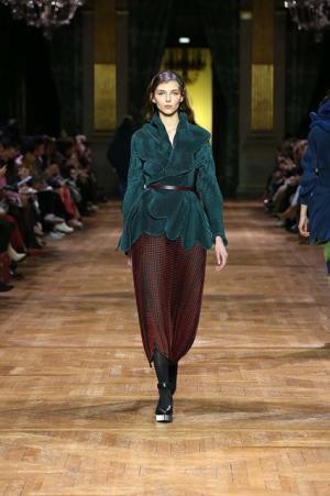 イッセイ ミヤケ、オーロラの光を宿したファブリック【2017-18秋冬ウィメンズ】