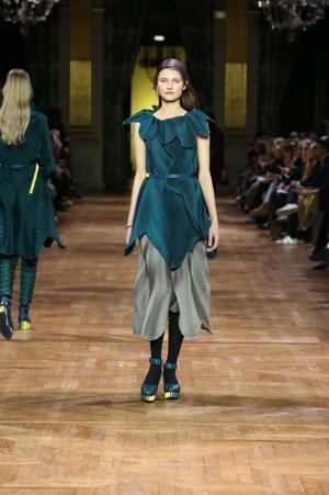 イッセイ ミヤケ、オーロラの光を宿したファブリック【2017-18秋冬ウィメンズ】