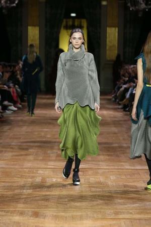 イッセイ ミヤケ、オーロラの光を宿したファブリック【2017-18秋冬ウィメンズ】