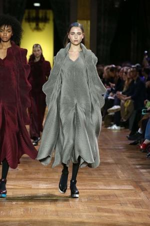 イッセイ ミヤケ、オーロラの光を宿したファブリック【2017-18秋冬ウィメンズ】