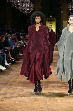 イッセイ ミヤケ、オーロラの光を宿したファブリック【2017-18秋冬ウィメンズ】