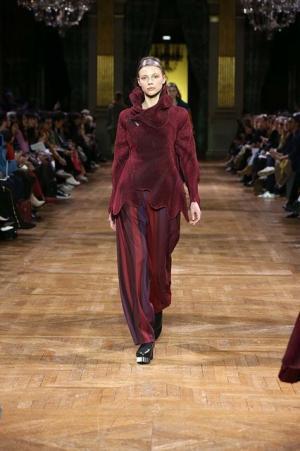 イッセイ ミヤケ、オーロラの光を宿したファブリック【2017-18秋冬ウィメンズ】