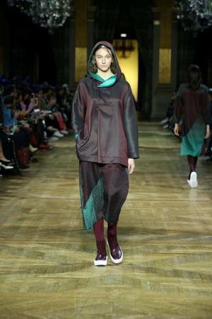 イッセイ ミヤケ、オーロラの光を宿したファブリック【2017-18秋冬ウィメンズ】