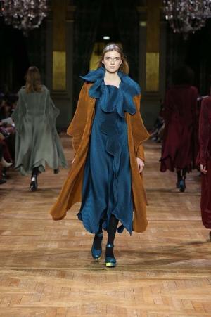 イッセイ ミヤケ、オーロラの光を宿したファブリック【2017-18秋冬ウィメンズ】