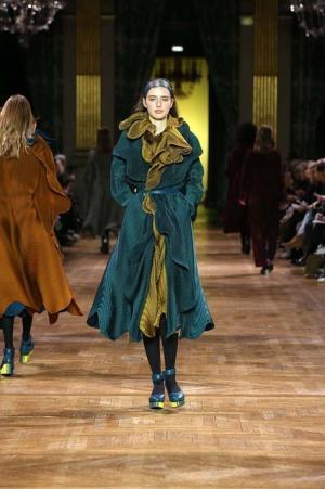 イッセイ ミヤケ、オーロラの光を宿したファブリック【2017-18秋冬ウィメンズ】