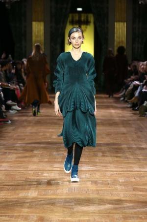 イッセイ ミヤケ、オーロラの光を宿したファブリック【2017-18秋冬ウィメンズ】