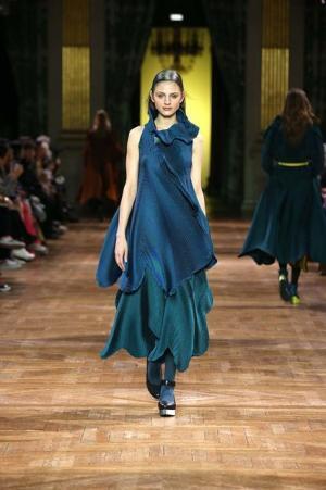 イッセイ ミヤケ、オーロラの光を宿したファブリック【2017-18秋冬ウィメンズ】