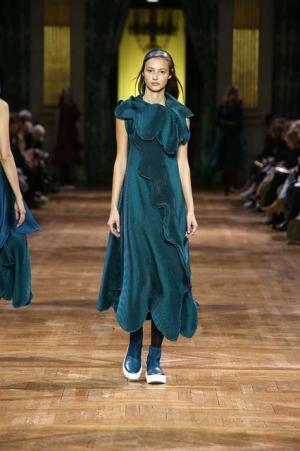 イッセイ ミヤケ、オーロラの光を宿したファブリック【2017-18秋冬ウィメンズ】