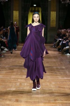 イッセイ ミヤケ、オーロラの光を宿したファブリック【2017-18秋冬ウィメンズ】