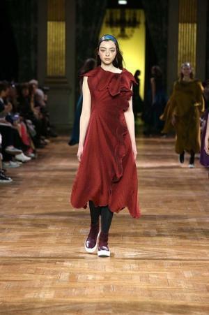 イッセイ ミヤケ、オーロラの光を宿したファブリック【2017-18秋冬ウィメンズ】