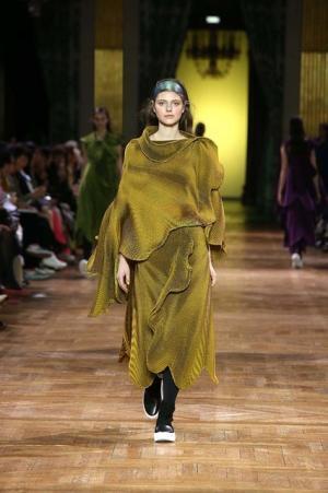 イッセイ ミヤケ、オーロラの光を宿したファブリック【2017-18秋冬ウィメンズ】