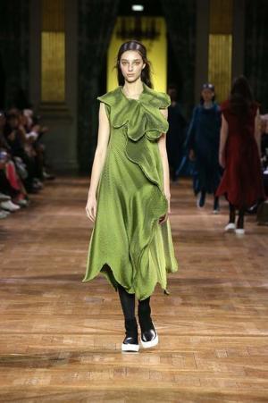 イッセイ ミヤケ、オーロラの光を宿したファブリック【2017-18秋冬ウィメンズ】