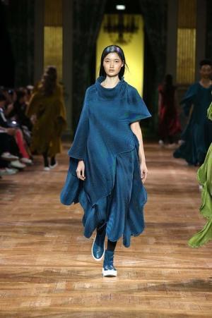 イッセイ ミヤケ、オーロラの光を宿したファブリック【2017-18秋冬ウィメンズ】