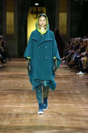 イッセイ ミヤケ、オーロラの光を宿したファブリック【2017-18秋冬ウィメンズ】