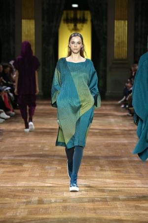 イッセイ ミヤケ、オーロラの光を宿したファブリック【2017-18秋冬ウィメンズ】